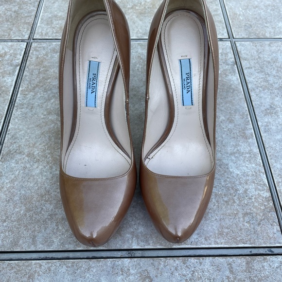 Prada
Camel Gold Patent Leather Pumps - Picture 4 of 16